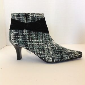 Plaid Ankle Boots W/Black Bow Sz 8 Pointe